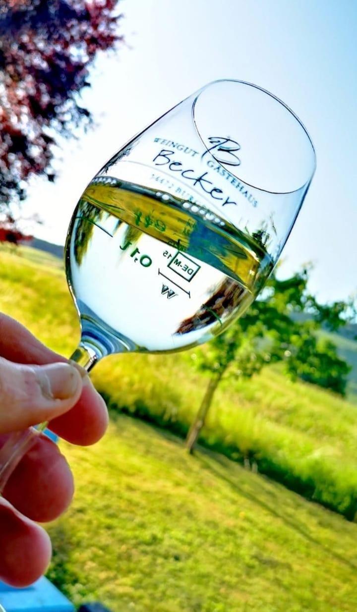Ferienweingut & Gutsrestaurant Becker Apartment Burgen  Bagian luar foto